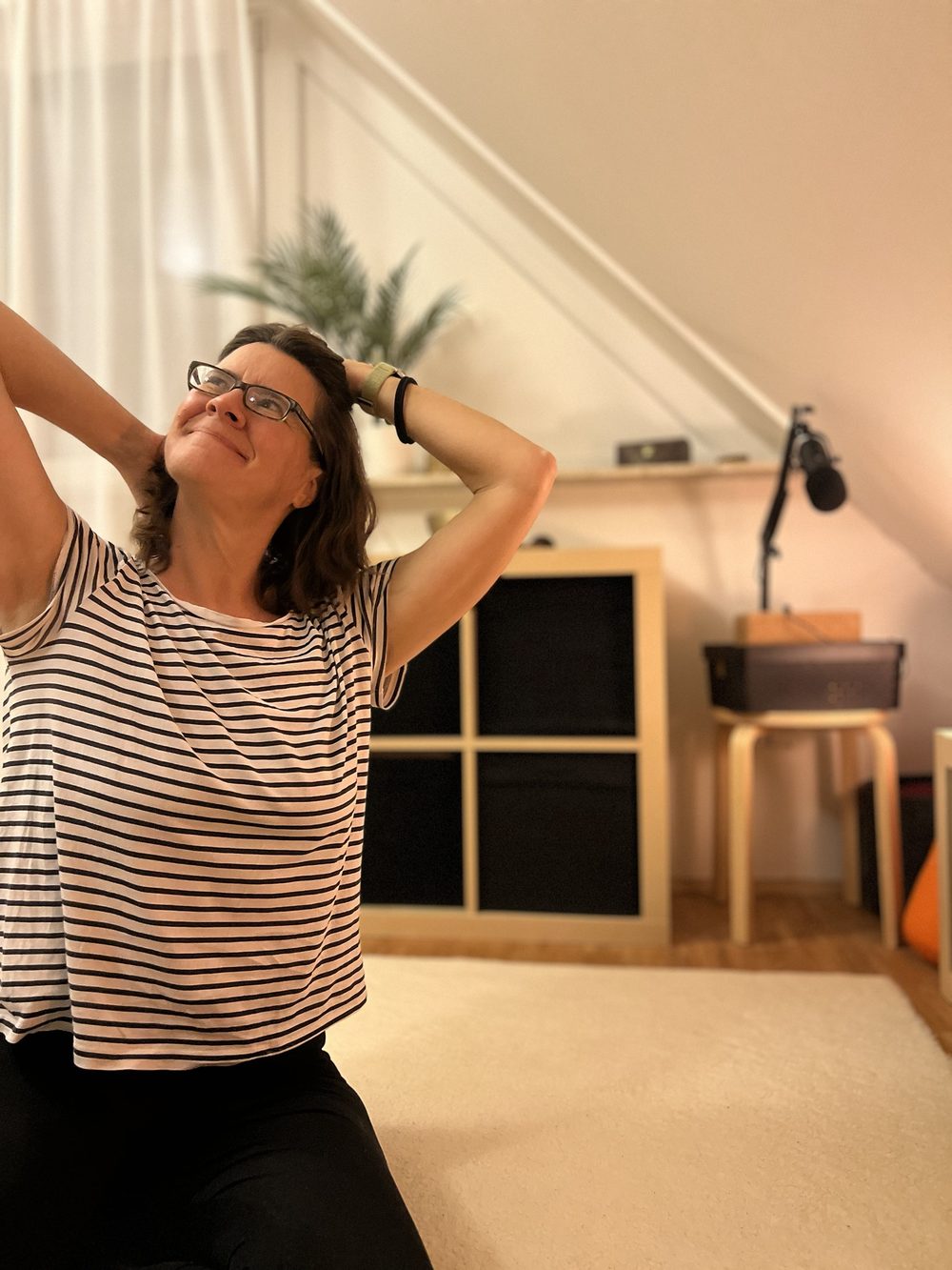 Yvonne Moser dehnt Nacken und Schultern