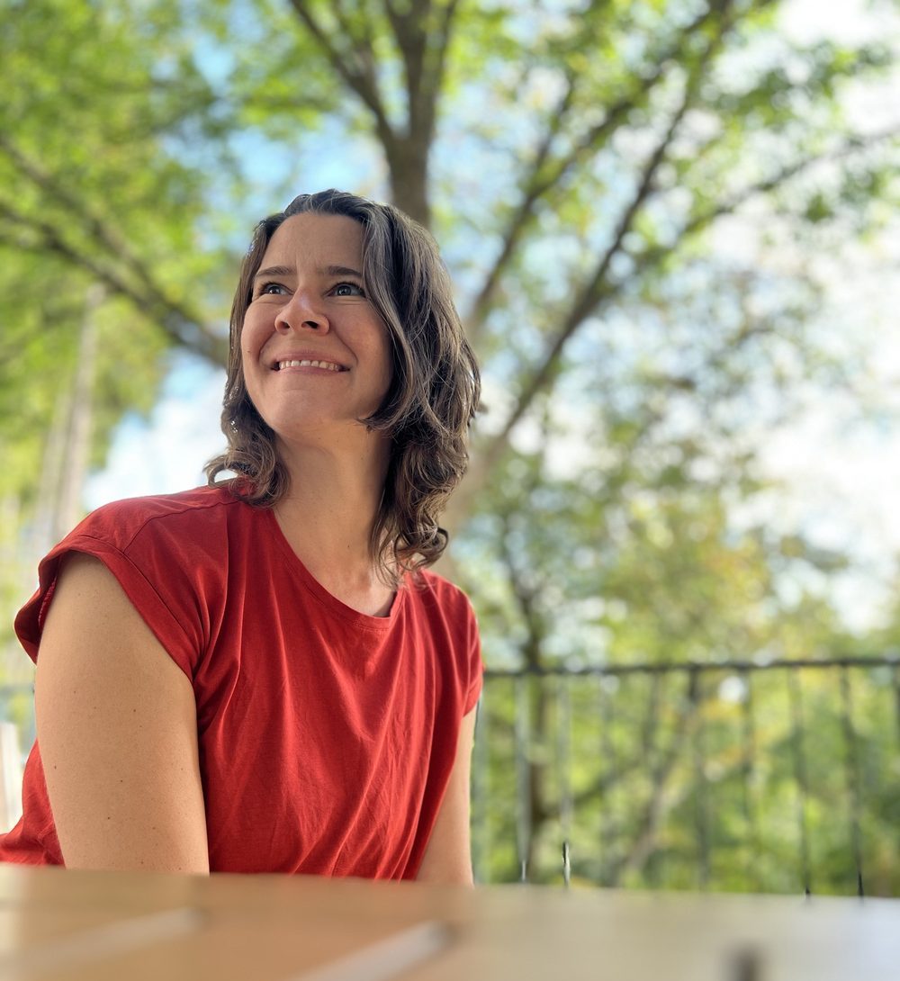 Yvonne Moser lächelt im Grünen